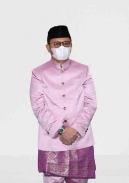 Pakaian Takowa Da'a berwarna ungu muda digunakan oleh Penjabat Gubernur Gorontalo