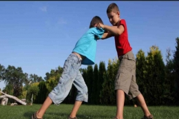 Ilustrasi anak berkelahi dengan temannya. | Foto shutterstock via kompas.