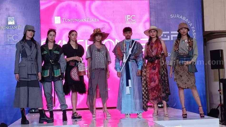 Beberapa busana yang ditampilkan di ajang Suarabaya Fashion Parade 2022. foto: humas spf