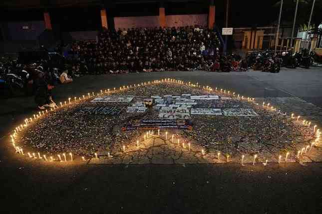 Ilustrasi. Aksi solidaritas Aremania untuk Tragedi Kanjuruhan/ AP Photo via bola.net