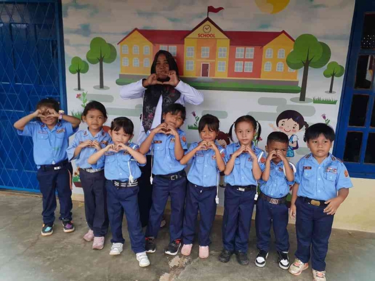 Laporan Penelitian Tindakan Kelas Meningkatkan Kemampuan Mengenal Warna