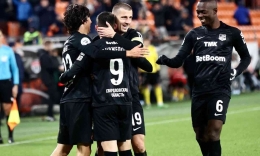 Pemain FC Ural Lazar Randelovic merayakan gol yang dicetaknya bersama Mskic dan Cisse (FC Ural)