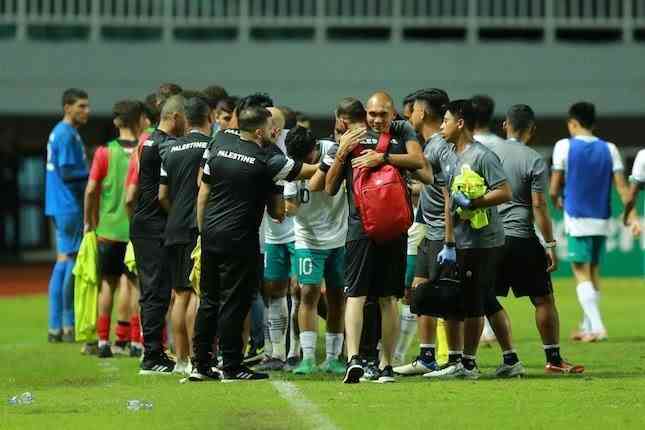 Tampak para pemain dan staff Timnas Indonesia Palestina saling berpelukan usai pertandingan (sumber: bola.net/Ari Prayoga)