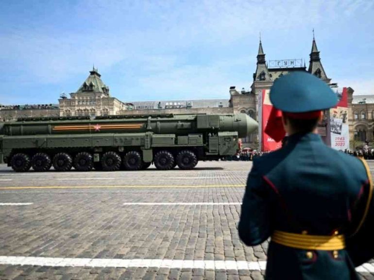  Peluncur rudal balistik Yars Rusia di Lapangan Merah  untuk parade militer di Moskow pada 7 Mei 2022.AFP - Kirill KUDRYAVTSEV 