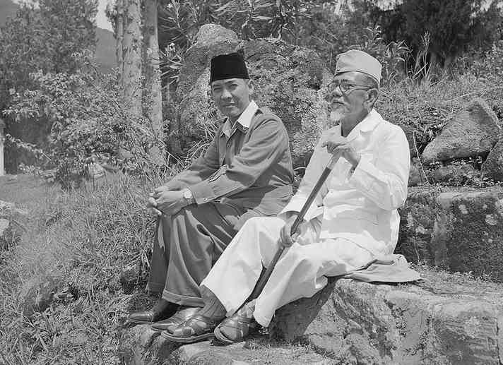 H. Agus Salim bersama Soekarno (wikipedia)