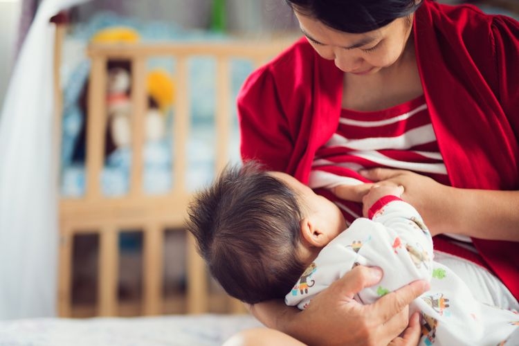 Ilustrasi ibu memberikan ASI eksklusif pada bayinya. Sumber: Shutterstock via Kompas.com