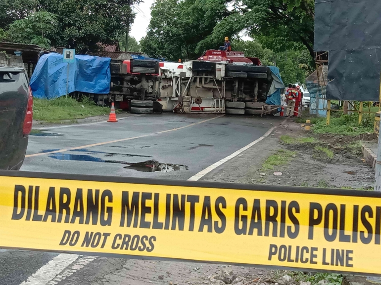 Kecelakaan tunggal truk tangki Pertamina di Blitar, Kamis (6/10/2022).