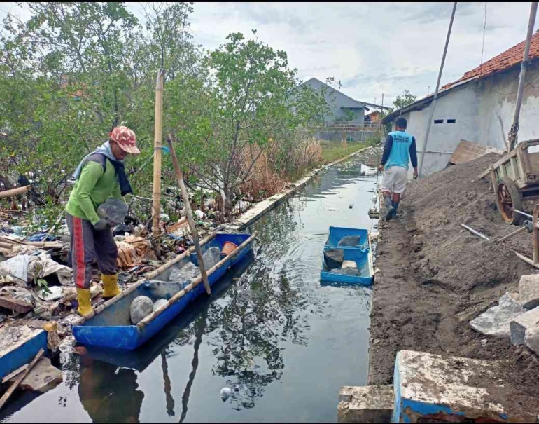 Perahu pengangkut bahan material, kanan kiri masih rawa sehingga harus pakai perahu.Dokpri.