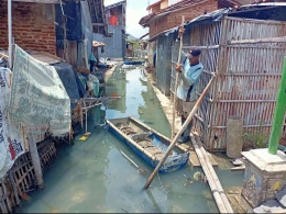 Perahu kecil pengangkut bahan material talud Desa Randusanga Kulon Brebes.Dokpri