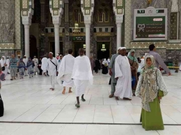 Teteh di pelataran Masjidilharam saat menunaikan ibadah umroh. Dokumen pribadi