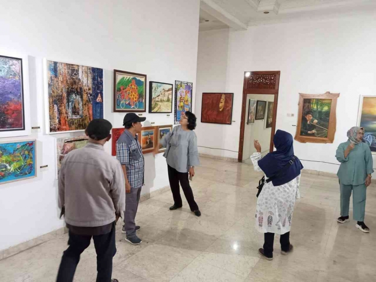 Pengunjung menikmati pameran (Foto: Dokumen Pribadi)