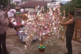 Pohon Uang dalam perayaan peringatan Maulid Nabi Muhammad SAW. Sumber: kompas.com