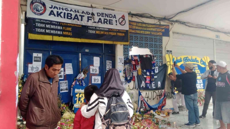 Beberapa orang berkumpul di pintu 13 Stadion Kanjuruhan Malang, - Dokpri