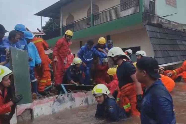 Petugas mengangkat tembok yang roboh di MTsN 19 Jakarta, Kamis (6/10/2022).(KOMPAS.com/ISA BUSTOMI)