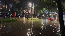 Banjir Rendam Jalan Taman Kemang Jakarta Selatan pada tanggal 6 Oktober 2022 (Foto: Hestianingsih/detikcom)