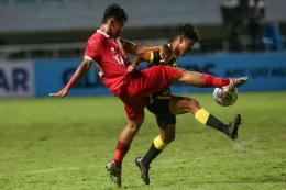 Duel pemain timnas U-17 Indonesia versus timnas U-17 Malaysia di Kualifikasi Piala Asia U-17 2023: KOMPAS.com/KRISTIANTO PURNOMO