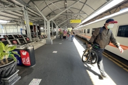 Sejumlah penumpang kereta api berada di Stasiun Gubeng Baru, Surabaya.| Dok PT KAI DAOP 8 SURABAYA via Kompas.com