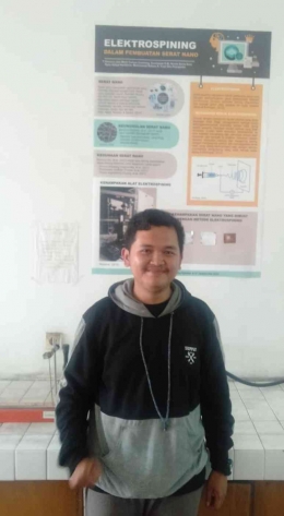 Mahasiswa dan riset serat nano elektrospinning (foto dokumentasi: laboratorium Fisika, Politeknik STTT Bandung, Indonesia)