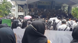 1500 guru berdemo damai dan Audensi di depan Balai Kota Samarinda menuntut pembayaran Insentif Kota Samarinda | Dokumen Pribadi