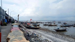 Foto Keadaan Pesisir Timur Pantai Kenjeran Surabaya (Sumber: Dokumentasi Penulis)   