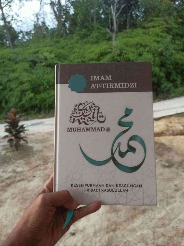 Cover Buku Imam At-Tirmidzi Syamail Muhammad Saw : Kesempurnaan dan Keagungan (sumber foto : Dok Pribadi)