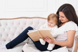 Indahnya menumbuhkan minat baca pada bayi | sumber foto: Freepik