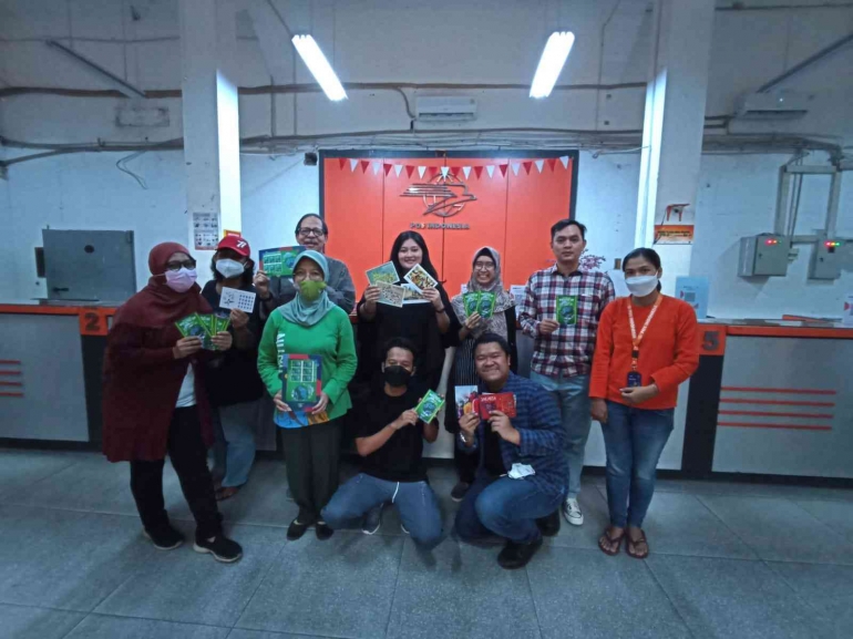 Bersama petugas pos di Kantor Pos Kotatua Jakarta (dokpri)