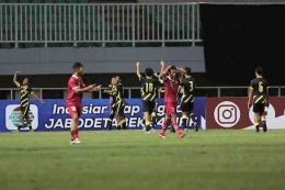 Pemain Malaysia merayakan gol ke gawang Indonesia (sumber: bola.net/Dimas Ardi)
