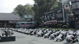 Sujud bersama jajaran Polresta Malang|dok. Antara, dimuat era.id