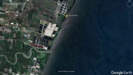 Citra satelit Pantai Cemara yang memperlihatkan kondisi pantai yang sudah terkikis dikarenakan adanya perubahan bentuk muara (sumber Google Earth)