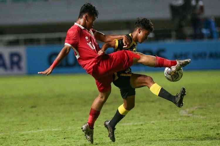 Nabil Asyura berbut bola dengan pemain Malaysia Danis Darush pada pertandingan kemarin malam (sumber: kompas.com/Hafidz Imaduddin)