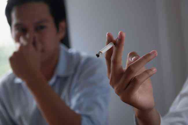 Tiga di antara lima pria Indonesia adalah perokok(ilustrasi diambil dari laman alodokter.com)