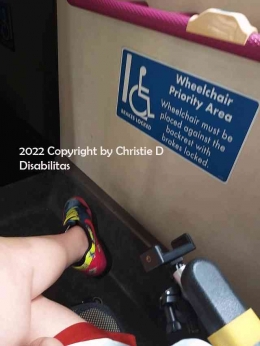 Posisiku di tempat khusus di dalam bus, dan bell biru khuss untuk disabilitas | Dokumentasi pribadi