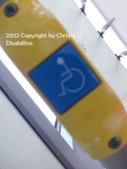 Posisiku di tempat khusus di dalam bus, dan bell biru khuss untuk disabilitas | Dokumentasi pribadi