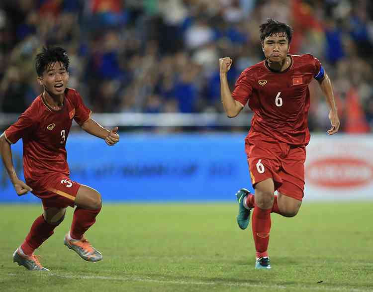Pemain Vietnam U17 melakukan selebrasi gol kedua saat berhadapan dengan Thailand | (foto: bongdaplus.vn)