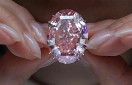 Pink Star Diamond dengan ukuran59.60 karat.  Photo: Vincent Yu/AP            