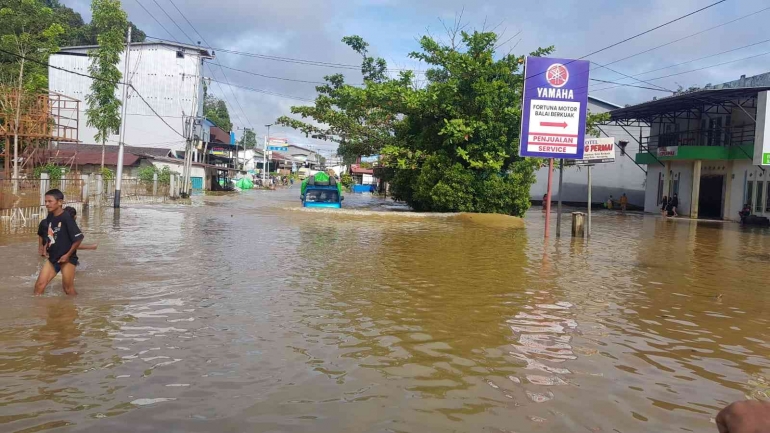 Banjir yang terjadi di Balai Berkuak, Simpang Hulu, Senin (10/10/2022). (Foto dokumen: Sudarno). 
