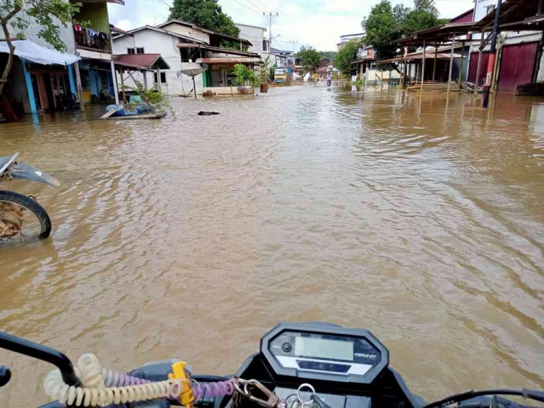 Banjir yang melanda Kec. Sandai, Senin (10/10/2022). (Foto dokumen : Musbandi/Pak Polin).
