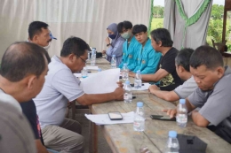 Tim Universitas Muhammadiyah Surakarta penerima dana hibah Matching Fund 2022 Kedaireka saat melakukan koordinasi di Desa Karangmalang, Sragen. Foto Humas UMS