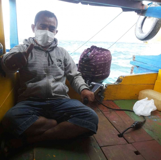 Ini adalah contoh yang tidak boleh diikuti saat berlayar. Mencoba membawa perahu motor tanpa life jacket (Dok pribadi)