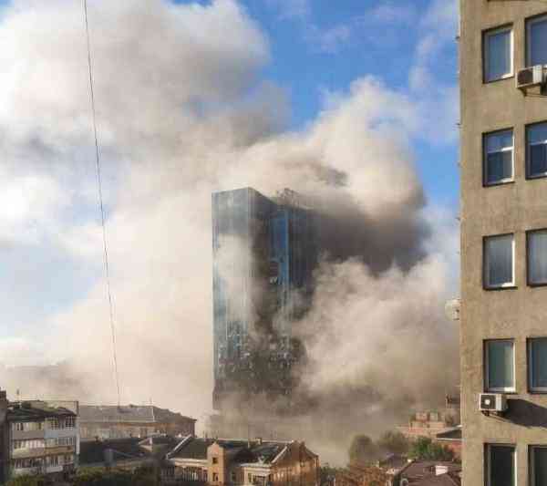 Gedung yang diyakini sebagai kantor visa Konsulat Jerman dihantam rudal. Foto: Twitter/Sergej Sullenny.