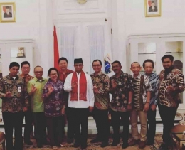 Penulis bersama Gubernur DKI Jakarta, Anies Baswedan dan asosiasi perusahaan dan asosiasi bidang sampah, di Balaikota Jakarta, (9/8/2019) | Sumber: Dok Pribadi