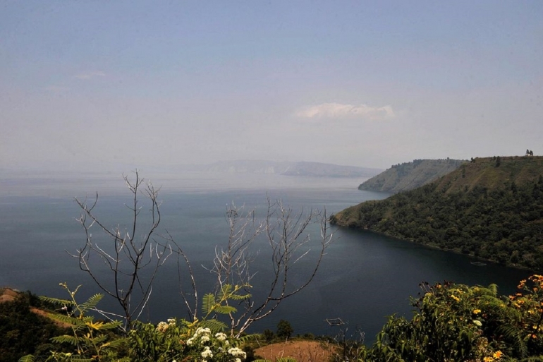 Panorama Danau Toba dilihat dari Meat, Balige, Kabupaten Toba Samosir, Sumatera Utara. (KOMPAS/RADITYA HELABUMI)