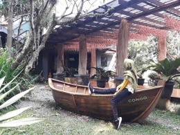 Perahu di depan pintu masuk restoran dengan tulisan Congo yang unik. Dokumen pribadi