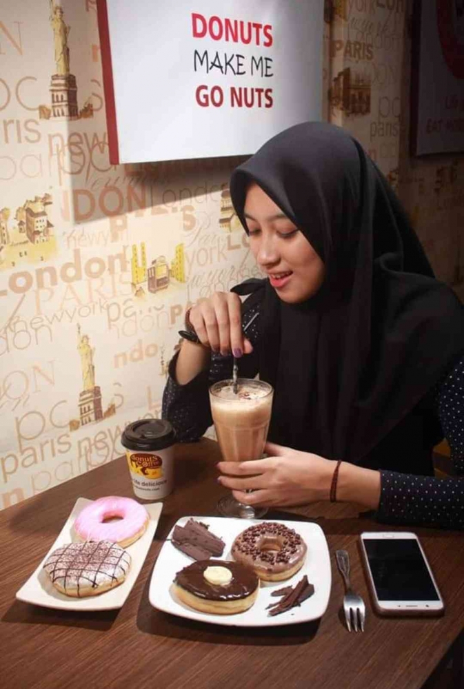 Dynta Nabila Mahtristhasufi (24), Founder dan CEO DKU Latte Shop, womenpreneur muda Indonesia, pelaku usaha kuliner berpengalaman lebih dari 5 tahun. 