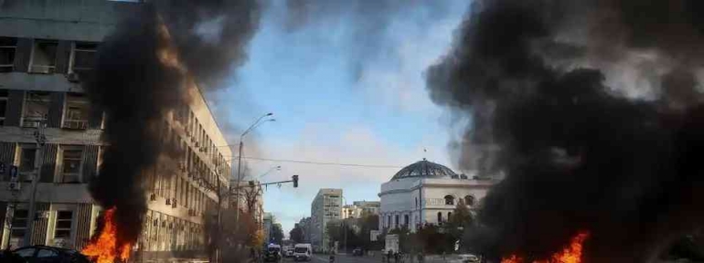  Banyak Ledakan dan Kebakaran di pusat kota Kyiv balasan Rusia Gambar: REUTERS
