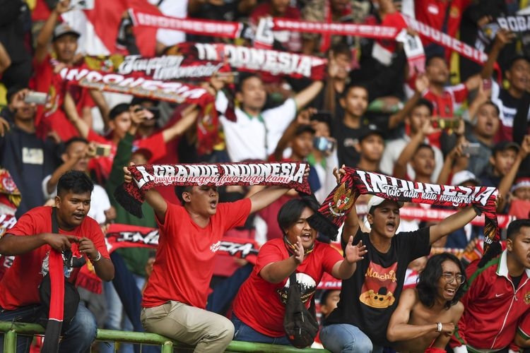 ilustrasi: Suporter timnas U-19 Indonesia memberikan dukungan saat pertandingan melawan timnas U-19 Iran di Stadion Patriot Candrabhaga, Bekasi, Jawa Barat, Sabtu (7/9/2019). (ANTARA FOTO/NOVA WAHYUDI via kompas.com) 