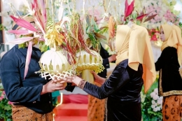 Ilustrasi tradisi kembar mayang dalam prosesi pernikahan Jawa.(Nisrina/Shutterstock.com via kompas.com)