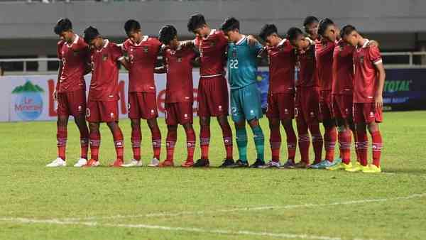 Skuad Garuda Muda U-17 sedang mengheningkan cipta (sumber: sport.detik.com/Novitasari)
