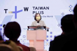 Presiden Taiwan Tsai Ing-wen pada upacara peluncuran televisi baru TaiwanPlus di kota Taipei pada bulan Oktober | Sumber: SCMP/Handout
